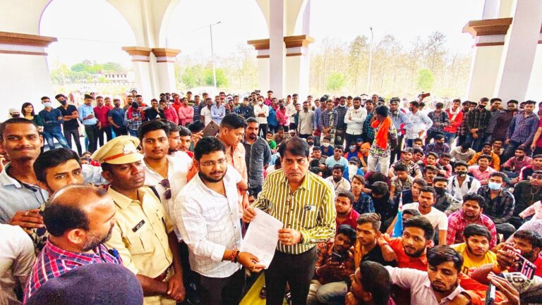 आंदोलन: ऑनलाइन परीक्षा की मांग को लेकर अड़ी NSUI.. सैकड़ों की संख्या में छात्रों ने किया विश्वविद्यालय का घेराव.. कैंपस बनी छावनी.. जमकर नारेबाजी..