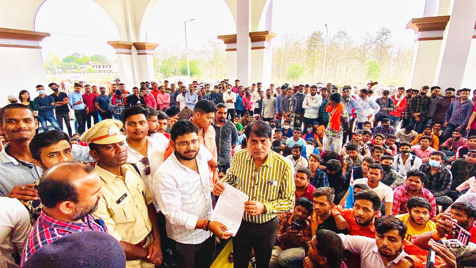 आंदोलन: ऑनलाइन परीक्षा की मांग को लेकर अड़ी NSUI.. सैकड़ों की संख्या में छात्रों ने किया विश्वविद्यालय का घेराव.. कैंपस बनी छावनी.. जमकर नारेबाजी..