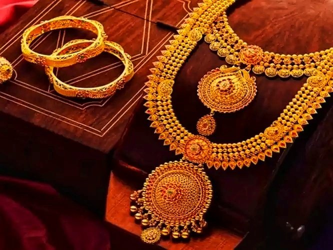 सोना-चांदी की कीमतों में रिकॉर्ड तोड़ उछाल, चांदी फिर से एक लाख के पार