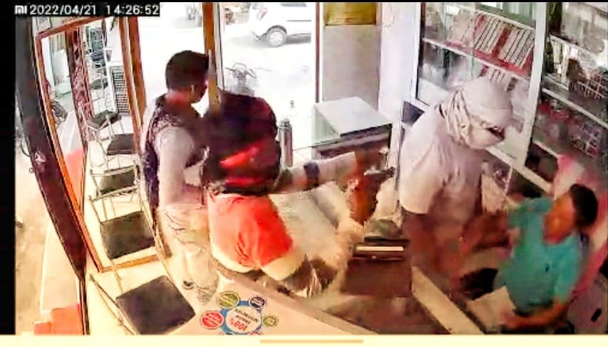 गोलीकांड का LIVE VIDEO : सराफा दुकान संचालक को मारी गोली.. खौफनाक वारदात को अंजाम देकर दो आरोपी फरार.. एक गिरफ्त में..