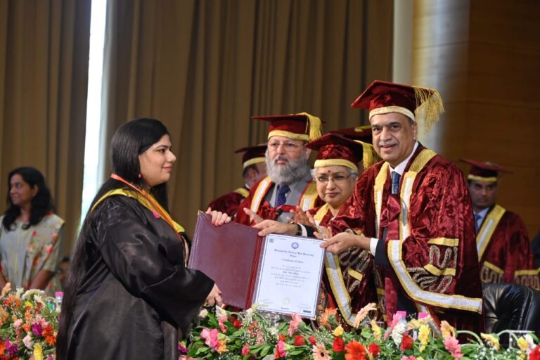 इसे कहते हैं दृढ़ इच्छाशक्ति : CG की दृष्टिहीन छात्रा बनी हिदायतुल्ला नेशनल लॉ यूनिवर्सिटी की टॉपर.. चीफ जस्टिस ऑफ इंडिया ने किया सम्मानित..