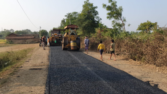 मुख्यमंत्री बघेल के निर्देश पर सड़कों के मरम्मत का कार्य युद्ध स्तर पर जारी.. प्रधानमंत्री ग्राम सड़क योजना अंतर्गत ग्रामीण सड़कों का हो रहा कायाकल्प