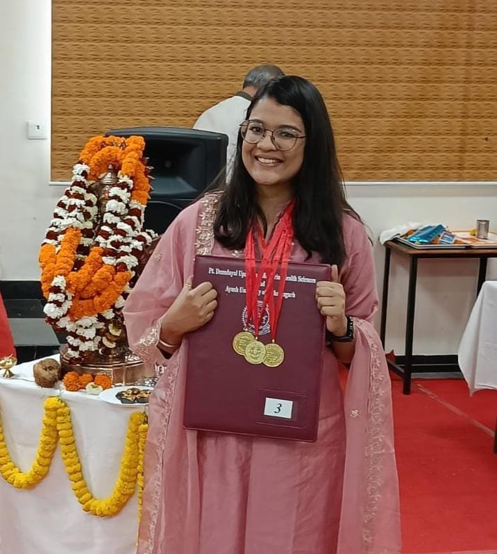 MBBS की परीक्षा में बिलासपुर की बिटिया ने किया पूरे छत्तीसगढ़ में टॉप.. मिला एक दो, नहीं तीन-तीन गोल्ड मेडल.. जाने, टॉपर छात्रा से सफलता के राज..