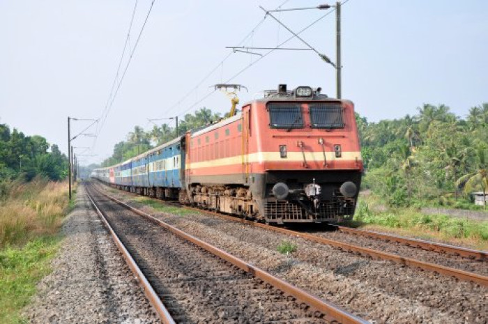 दपूमरे से 35 फेरे के लिए महाकुंभ स्पेशल ट्रेनें .. रेलवे ने प्रयागराज के स्टेशनों को लेकर स्थिति स्पष्ट की