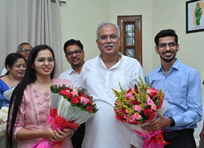CGPSC-2021 की टॉपर प्रज्ञा नायक ने CM बघेल से की मुलाकात ..