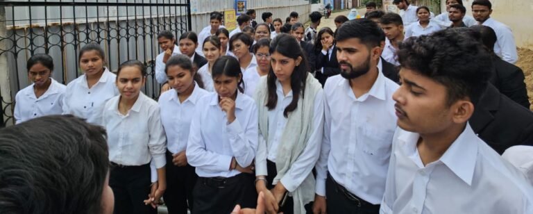 असामाजिक तत्वों से सुरक्षा, किस्तों में फीस लेने व शिक्षकों की कमी समेत 12 सूत्रीय मांगों को लेकर डीपी लाॅ कॉलेज के छात्रों ने किया प्राचार्य का घेराव.. जमकर हुआ हंगामा..