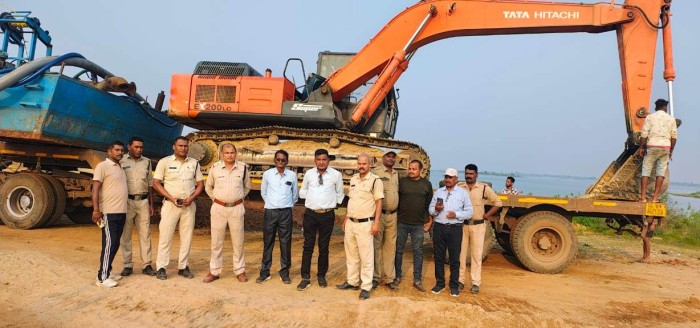 ताबड़तोड़ कार्रवाई : रेत के अवैध उत्खनन एवं परिवहन संलिप्त एक पनडुब्बी नुमा मशीन, चेन माउन्टेन, दो हाईवा, तीन ट्रैक्टर जब्त