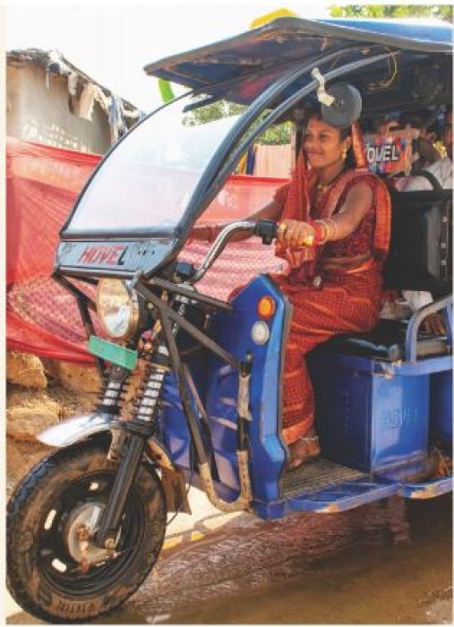 ई-रिक्शा ने संवारा संगीता का जीवन..