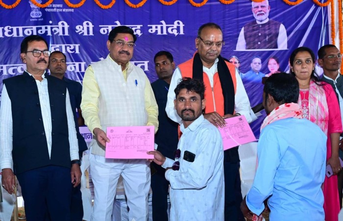 प्रधानमंत्री मोदी ने 65 लाख स्वामित्व कार्ड का किया वितरण : लाभार्थियों को वितरित किया स्वामित्व कार्ड.. धमतरी जिले के 12 हजार 716 हितग्राहियों को मिला मालिकाना हक