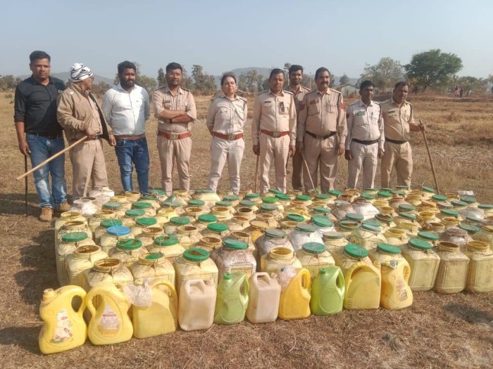 आबकारी विभाग की बड़ी कार्रवाई : 100 लीटर कच्ची शराब व 2400 किग्रा महुआ लाहन जब्त