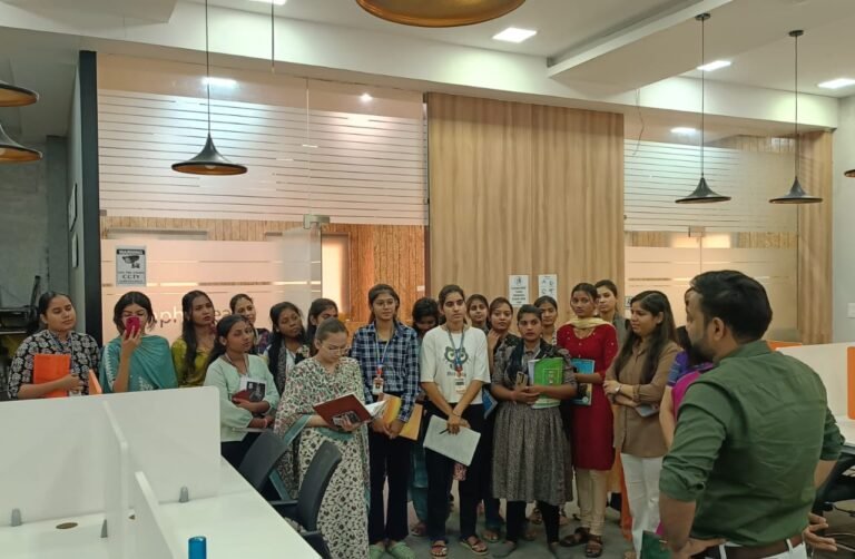 छात्राओं ने सीखा उद्यमी बनना : इनक्यूबेशन सेंटर और सेंट्रल लाइब्रेरी का किया शैक्षणिक एवं उद्यमशीलता दौरा