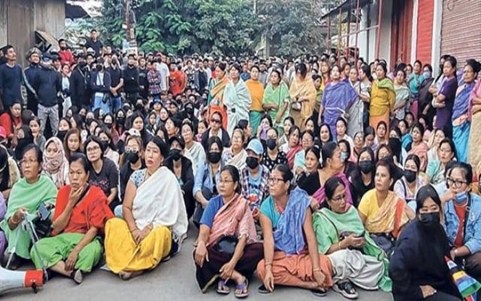 मणिपुर: अनाथ आश्रम पर हुई गोलीबारी के खिलाफ स्थानीय लोगों का जोरदार विरोध प्रदर्शन