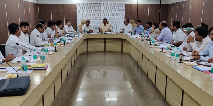 हाई सिक्योरिटी नम्बर प्लेट : क्षेत्रीय परिवहन अधिकारियों एवं अनुबंधित कंपनियों की ली गई हाई लेवल बैठक..  नम्बर प्लेट जनता को निर्धारित समय में लगाने रोड मैप किया गया तैयार