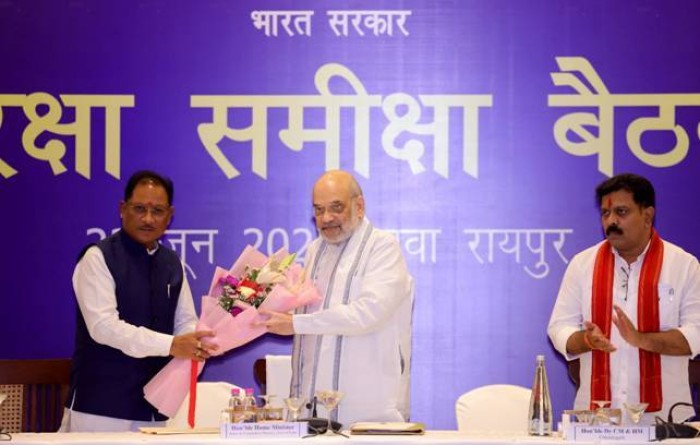 केन्द्रीय गृह एवं सहकारिता मंत्री श्री अमित शाह ने रायपुर में नक्सलवाद पर छत्तीसगढ़, आंध्र प्रदेश, तेलंगाना, मध्य प्रदेश, महाराष्ट्र, झारखंड और ओडिशा के DGP/ADGP एवं वरिष्ठ अधिकारियों के साथ समीक्षा बैठक की अध्यक्षता की