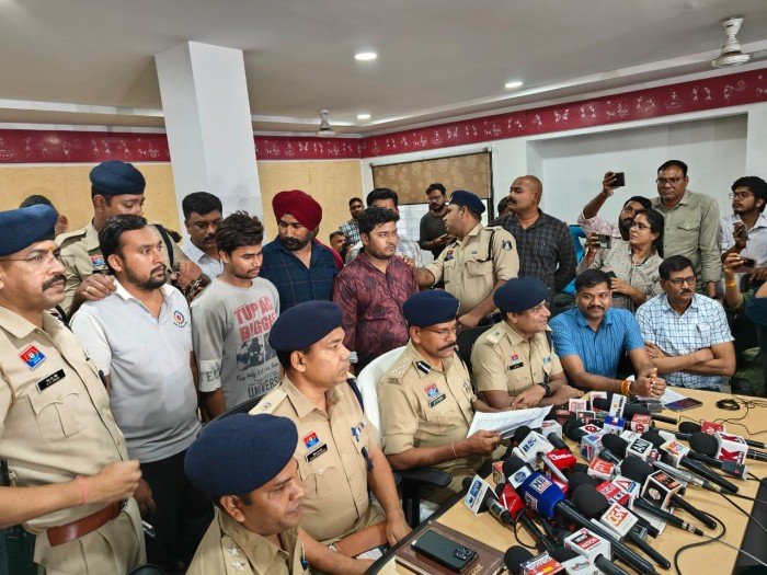 ट्रंक में लाश का खुला राज: हत्या की घटना को अंजाम देने वाले वकील व उसकी पत्नि सहित कुल 04 गिरफ्तार
