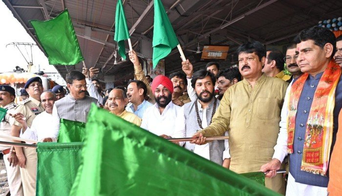 रजत जयंती वर्ष में सांस्कृतिक चेतना को नई उड़ान: ‘श्री रामलला दर्शन योजना’ अंतर्गत रायपुर से विशेष ट्रेन हुई रवाना