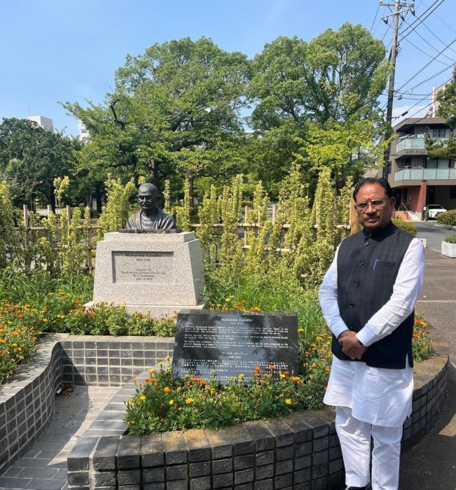 मुख्यमंत्री विष्णुदेव साय ने टोक्यो के ‘लिटिल इंडिया’ पहुँचकर महात्मा गांधी को  किया नमन