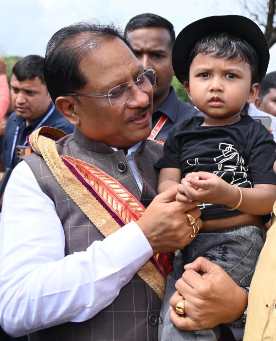 सरल और सहज मुख्यमंत्री श्री विष्णु देव साय का दिखा अपनत्व, नन्हे इवान को गोद में लेकर किया दुलार