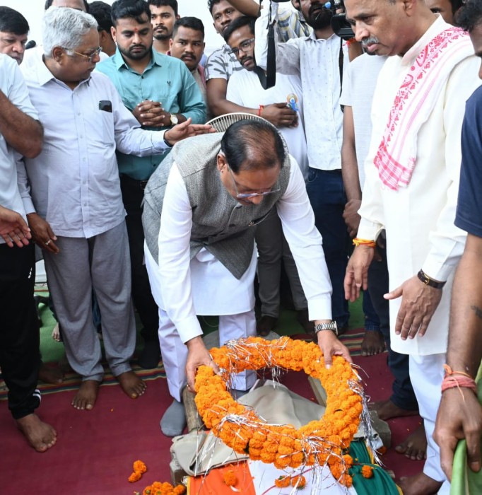 मुख्यमंत्री साय ने पूर्व प्रांत प्रचारक श्रद्धेय श्री शांताराम जी को दी श्रद्धांजलि