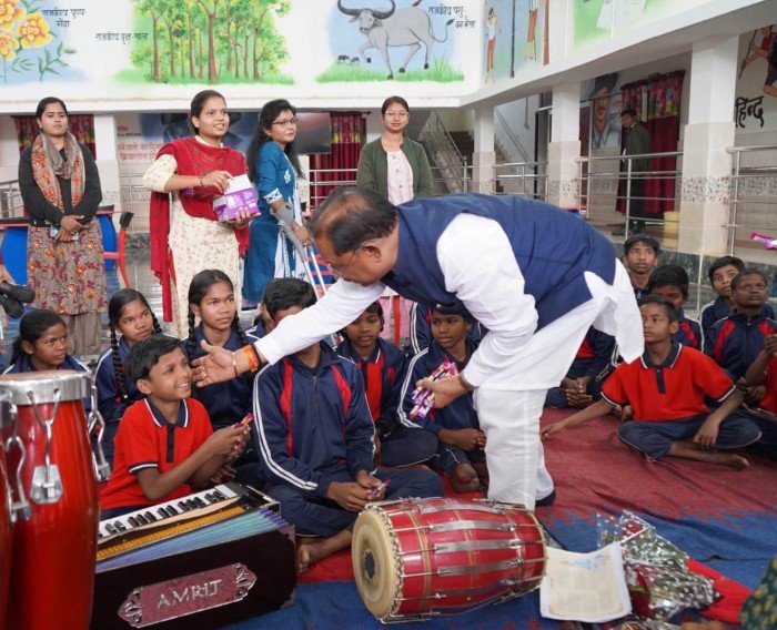 दिव्यांग बच्चों के बीच पहुंचे मुख्यमंत्री श्री साय.. नारायणपुर के परीयना दिव्यांग आवासीय विद्यालय को बस देने की घोषणा