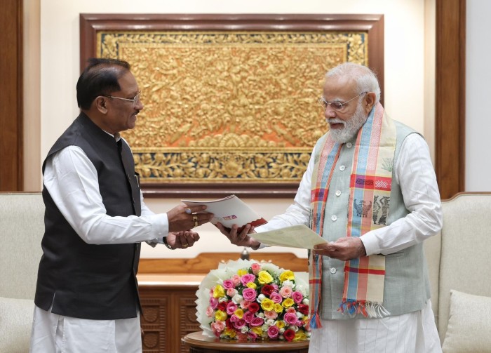 बस्तर 2.0 की शुरुआत: मुख्यमंत्री साय ने पीएम मोदी को दिया आमंत्रण, विकास का ब्लूप्रिंट सौंपा