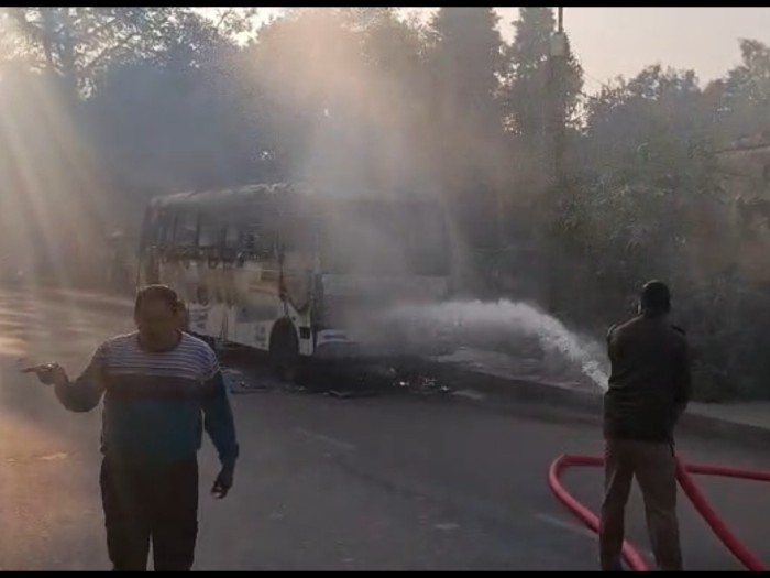 ‘बारात में मातम’: चलती बस बनी आग का गोला, 50+ बाराती खिड़की तोड़कर कूदे, बालोद में दूल्हे के गांव जाते वक्त हादसा