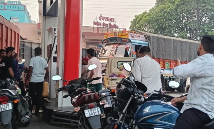 कहीं ड्राई का बोर्ड, कहीं भीड़, पेट्रोल के लिए मची अफरा-तफरी