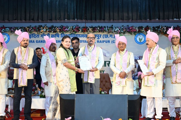 एग्रीकल्चर एग्रोनॉमी में प्रज्ञा तिवारी को पीएचडी उपाधि, राज्यपाल और मुख्यमंत्री ने किया सम्मानित
