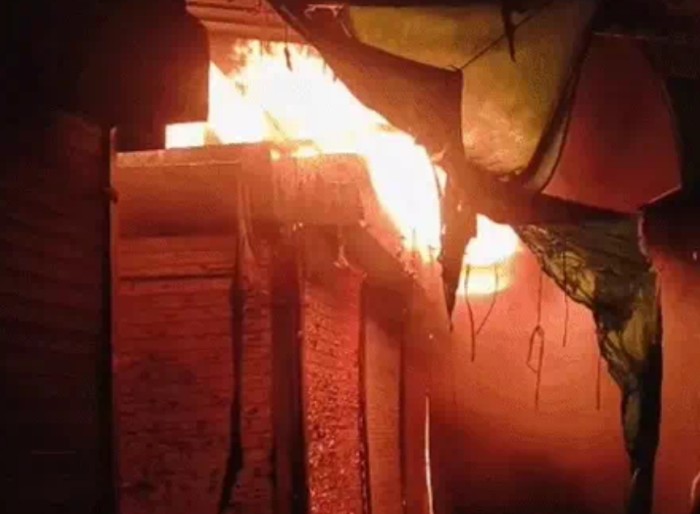 24 घंटे में दूसरी आगजनी: शनिचरी सब्जी मंडी में भीषण आग, 15 दुकानें जलकर खाक