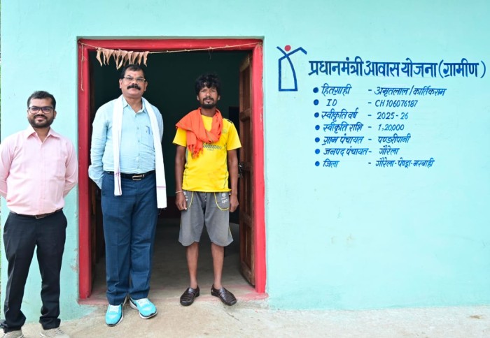 सपना हुआ साकार: कच्चे घर में टपकता पानी, अब पक्के आवास में सुकून की नींद – पंडरीपानी के अमृतलाल की कहानी