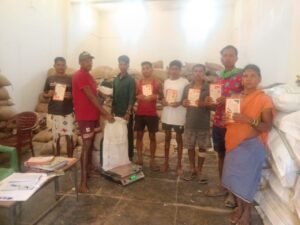 नारायणपुर प्रशासन की मिसाल: दुर्गम वनांचल के गांवों तक ट्रैक्टर से पहुंचा 3 माह का राशन, 151 परिवारों को बड़ी राहत