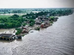 बारिश का डबल अटैक: हिमाचल में लैंडस्लाइड से 13 मौतें, गुजरात-यूपी में बाढ़ का संकट गहराया