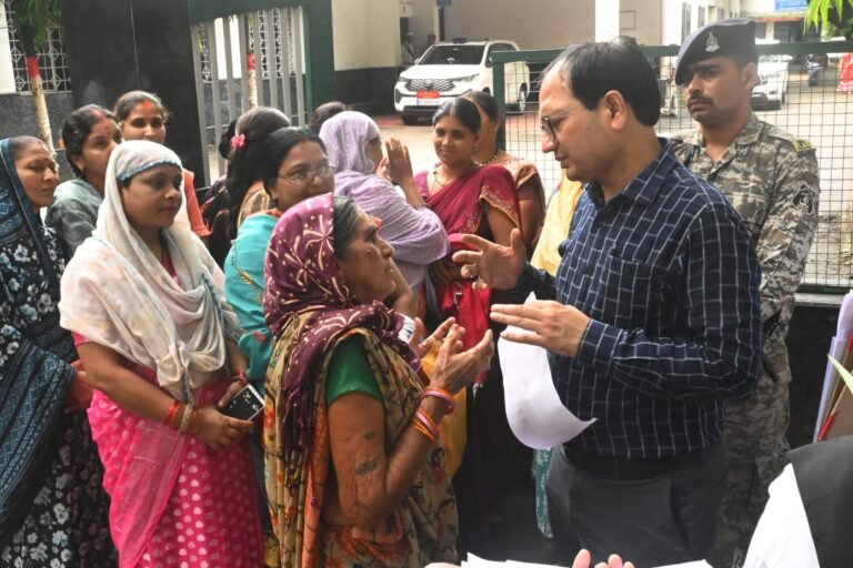 जनदर्शन में सुनी लोगों की समस्याएं, अधिकारियों को दिए त्वरित निराकरण के निर्देश
