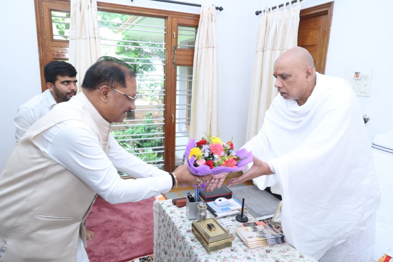 गुरु पूर्णिमा पर मुख्यमंत्री ने अघोर गुरु पीठ बनोरा में किए गुरु दर्शन, बाबा प्रियदर्शी राम से लिया आशीर्वाद