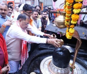 गुरु पूर्णिमा पर कोसमनारा पहुंचे मुख्यमंत्री श्री विष्णु देव साय, सत्यनारायण बाबा धाम में की पूजा-अर्चना