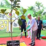 राज्यपाल ने ‘एक पेड़ मां के नाम’ अभियान के तहत लगाया पौधा