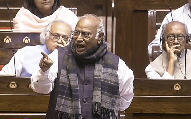 मानसून सत्र: खरगे की मनुस्मृति वाली टिप्पणी पर संसद में हंगामा, बयान का हिस्सा रिकॉर्ड से हटाया गया