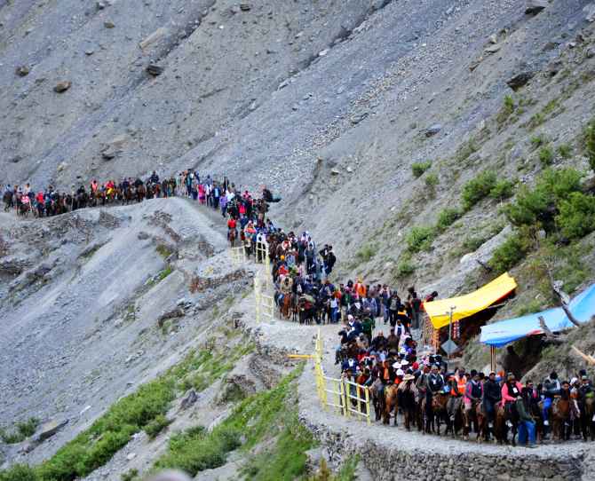 अमरनाथ यात्रा पर ब्रेक: खराब मौसम के कारण दोनों मार्ग बंद, अब सिर्फ रास्ते में मौजूद श्रद्धालु ही करेंगे दर्शन