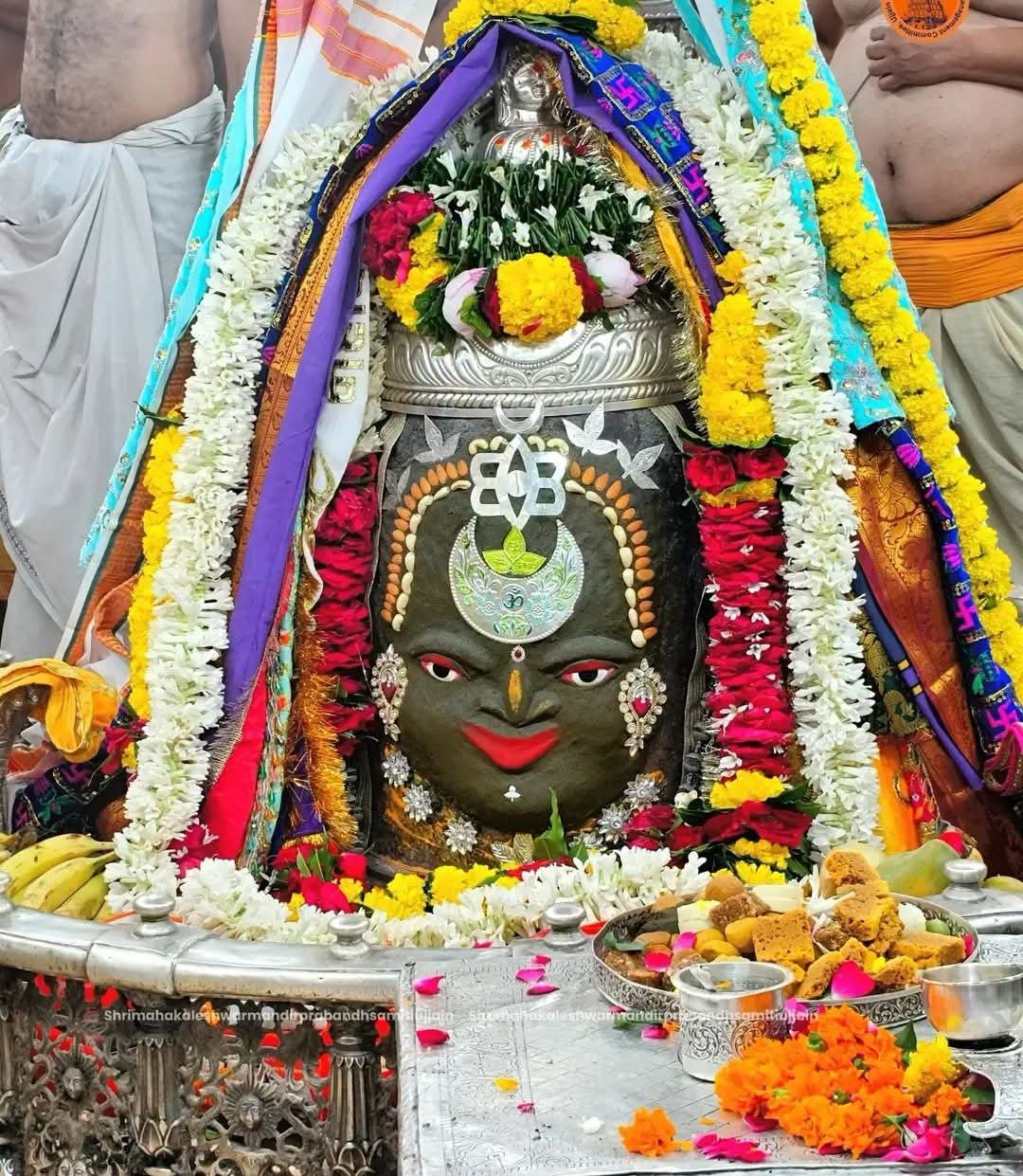 महाकाल की भस्म आरती: भांग-चंदन के दिव्य श्रृंगार में दिए दर्शन, जयकारों से गूंजा मंदिर परिसर