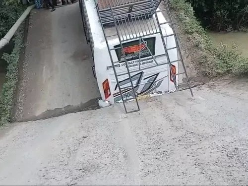 बिलासपुर में बीच से टूटा 35 साल पुराना पुल, यात्री बस नदी में गिरने से बाल-बाल बची