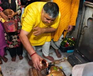 श्रावण के प्रथम सोमवार पर कैबिनेट मंत्री श्री राजेश अग्रवाल ने लखनपुर शिव मंदिर में विधि-विधान से किया जलाभिषेक