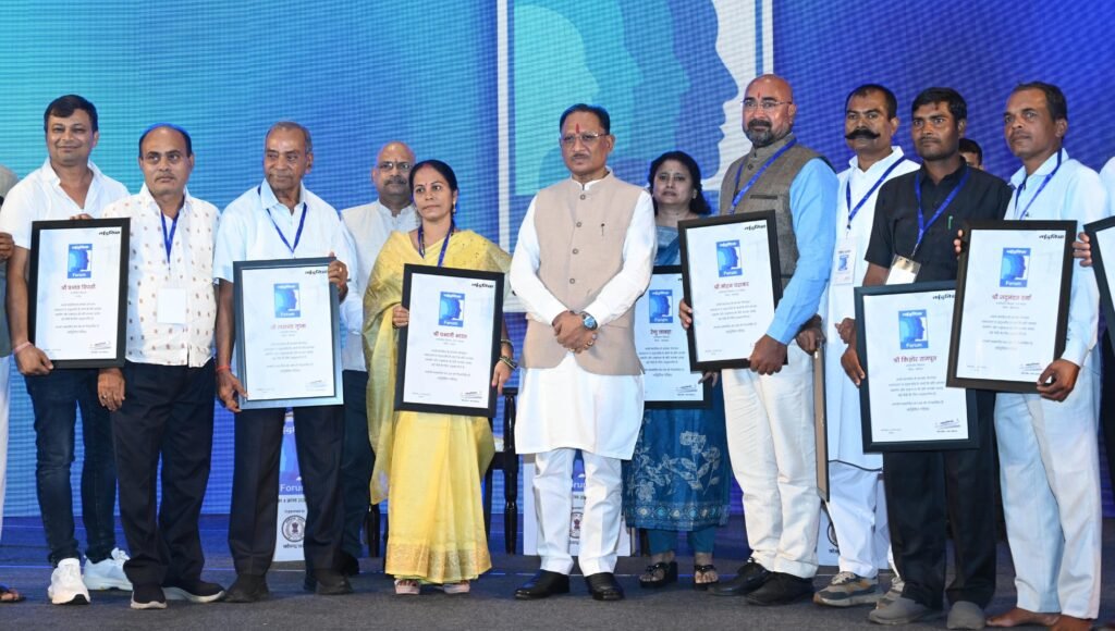 Chief Minister Honours Progressive Farmers at Dialogue on Kisan Aur Kisani – Protsahan Aur Parinam