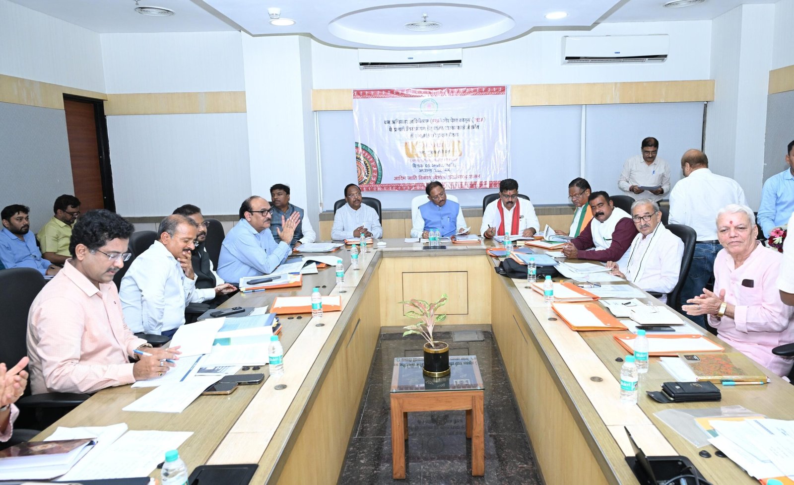 मुख्यमंत्री विष्णु देव साय की अध्यक्षता में वन अधिकार अधिनियम (FRA) एवं पेसा कानून (PESA) के प्रभावी क्रियान्वयन हेतु गठित टास्क फोर्स की पहली बैठक संपन्न
