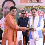 हरेली के पावन अवसर पर राजस्व मंत्री टंकराम वर्मा के नवीन शासकीय आवास के गृह प्रवेश कार्यक्रम में शामिल हुए मुख्यमंत्री विष्णुदेव साय
