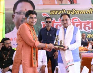 हरेली के पावन अवसर पर राजस्व मंत्री टंकराम वर्मा के नवीन शासकीय आवास के गृह प्रवेश कार्यक्रम में शामिल हुए मुख्यमंत्री विष्णुदेव साय