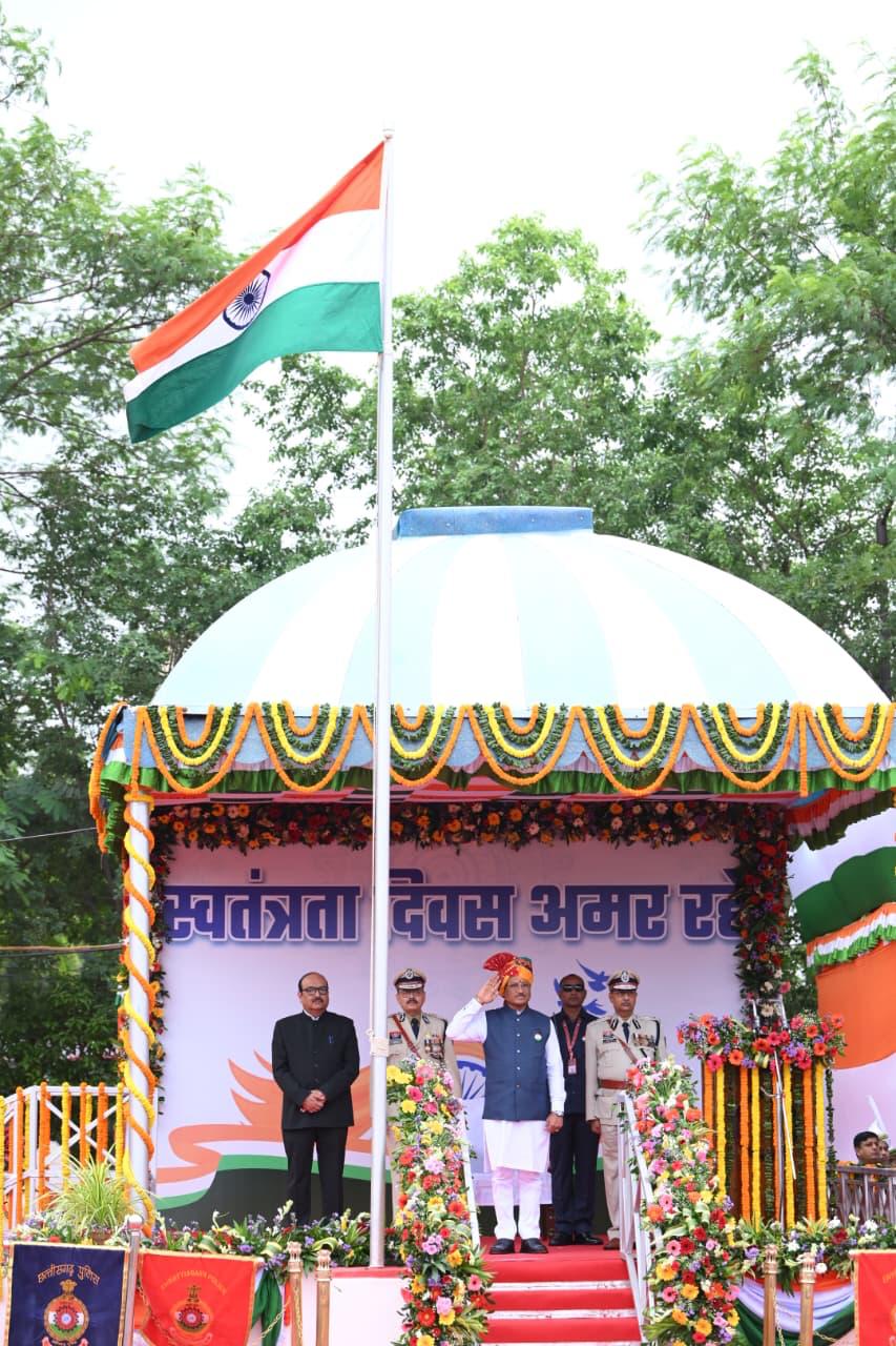 स्वतंत्रता दिवस समारोह : मुख्यमंत्री साय ने पुलिस परेड ग्राउंड पर किया ध्वजारोहण, परेड की ली सलामी