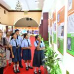 विद्यार्थियों ने देखी स्वतंत्रता संग्राम सेनानियों और ‘वंदे मातरम्’ पर आधारित छायाचित्र प्रदर्शनी