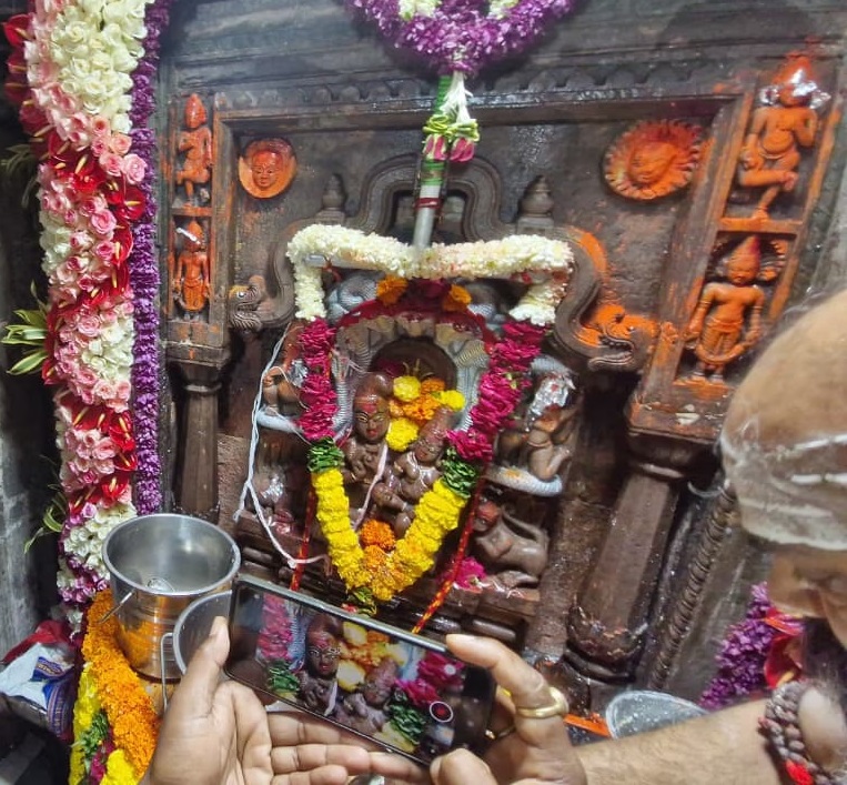 12 बजते ही खुले भगवान नागचंद्रेश्वर मंदिर के पट, साल में सिर्फ 24 घंटे होते हैं दर्शन
