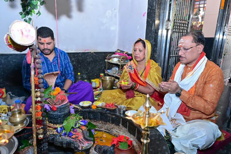 Chief Minister Vishnu Deo Sai offers prayers at Shri Phaleshwarnath Mahadev Temple on Sawan Somwar and Nag Panchami