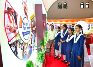 टाउन हॉल में छायाचित्र प्रदर्शनी देखने उमड़ी भीड़, एआई तकनीक से विरासत और पर्यटन का अभिनव अनुभव